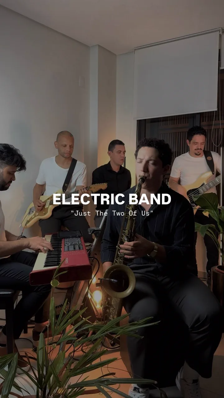 Banda em apresentação num ambiente interno, saxofonista em primeiro plano.
