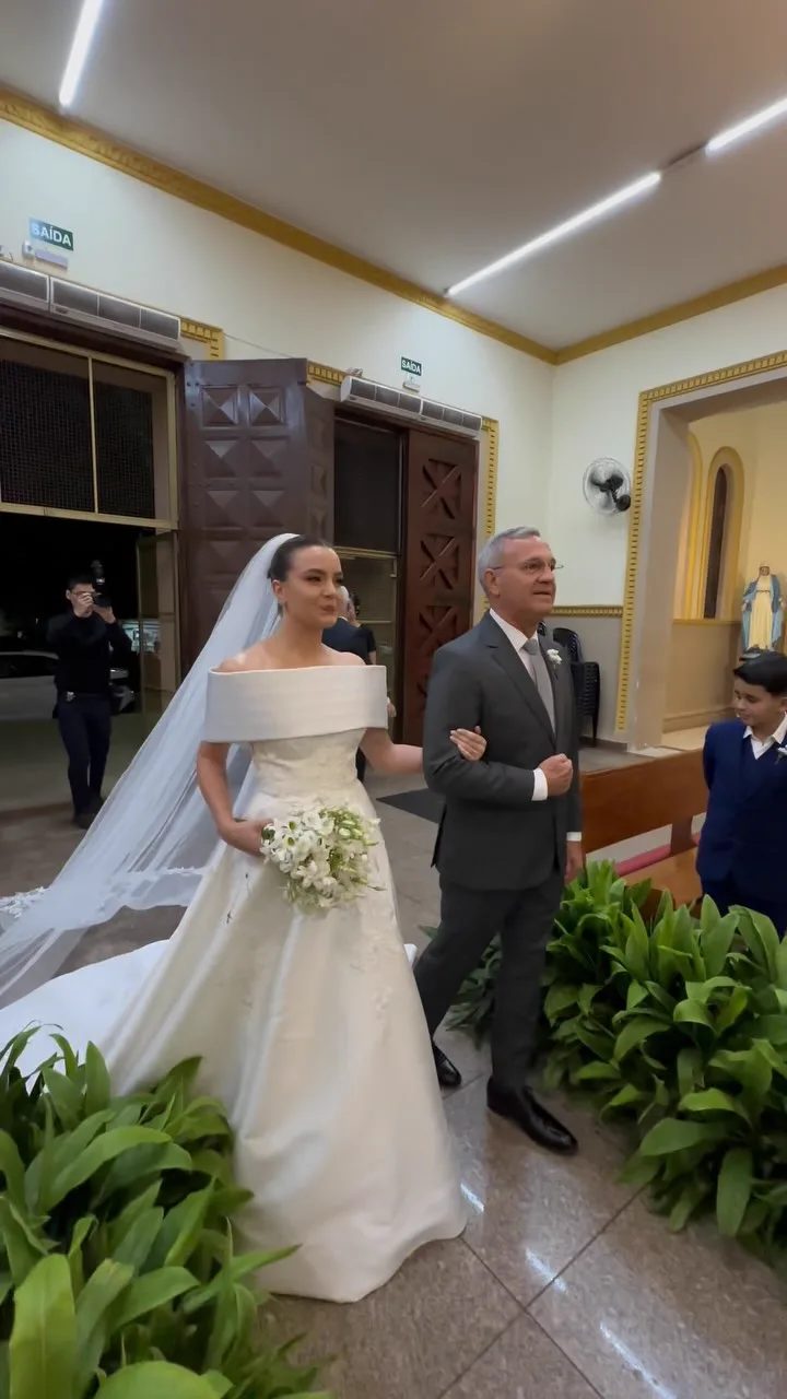 Noivos emocionados durante cerimônia ao som da orquestra.